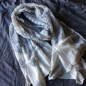 Lightweight blue and white scarf